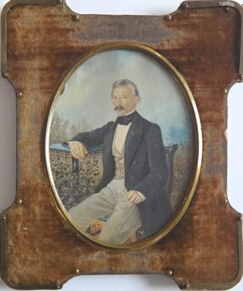Miniatura muže sedícího v zahradě - 4