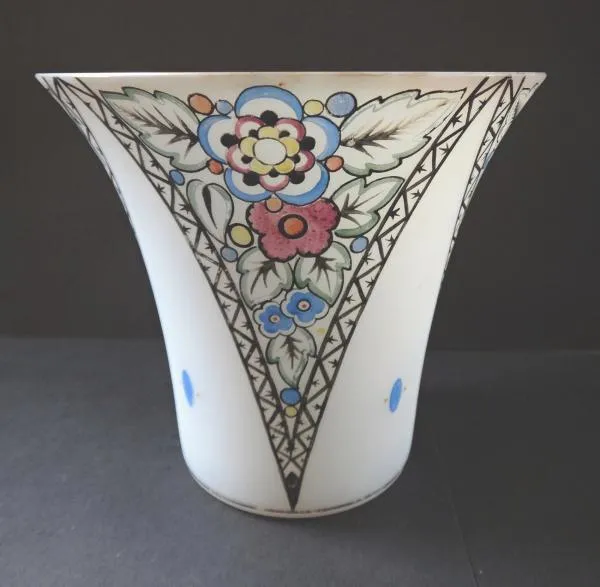 Art deco váza z mléčného skla