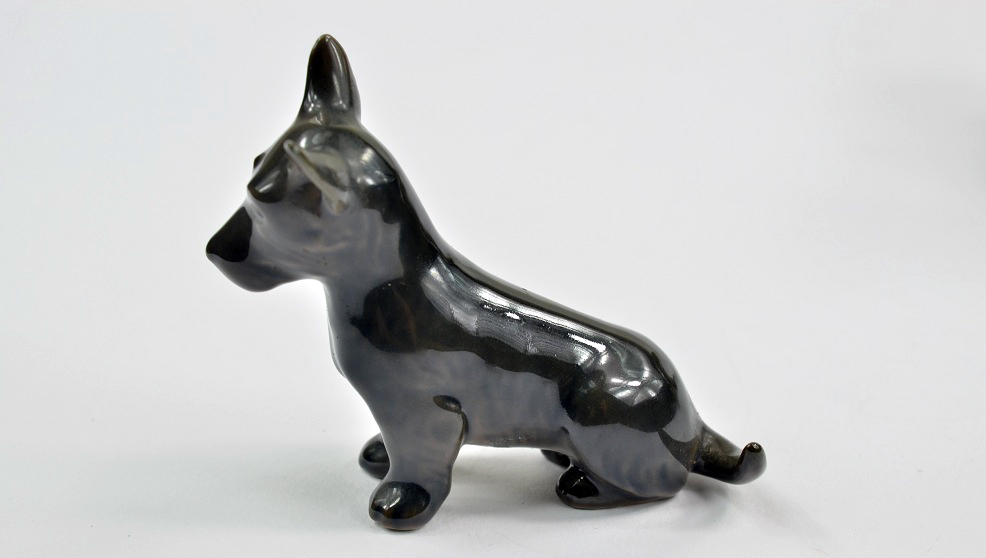 Porcelánová figurka psa