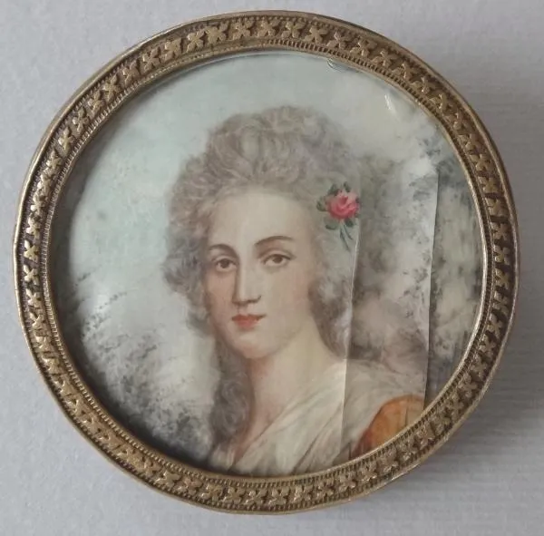 Miniatura dívky s růží - brož