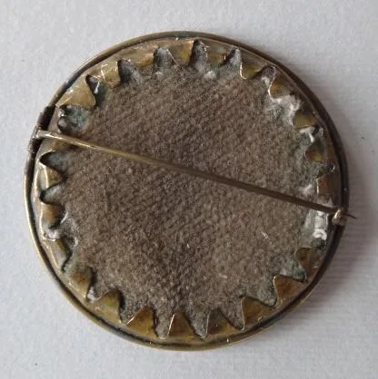Miniatura dívky s růží – brož - 2