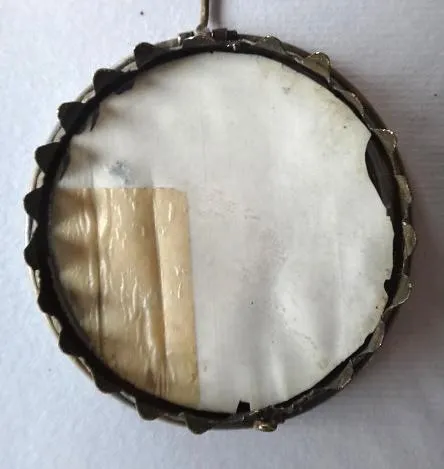 Miniatura dívky s růží – brož - 3