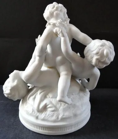 Sousoší tří dětí s girlandou květů – Unterweissbac - 4