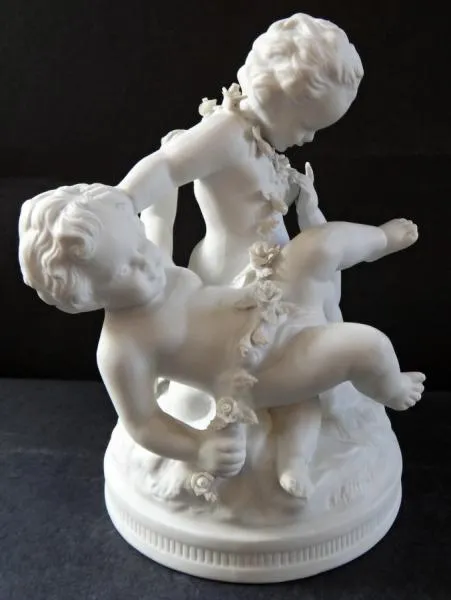 Sousoší tří dětí s girlandou květů – Unterweissbac - 5