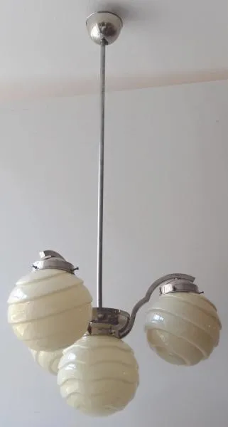 Lustr z bílého kovu, s tvarovanými koulemi