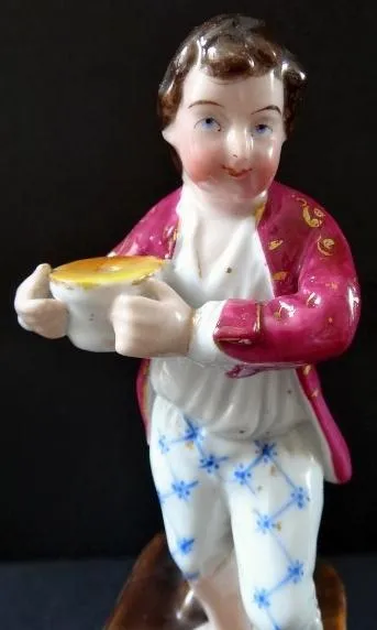 Bosý chlapec s miskou, na podstavci