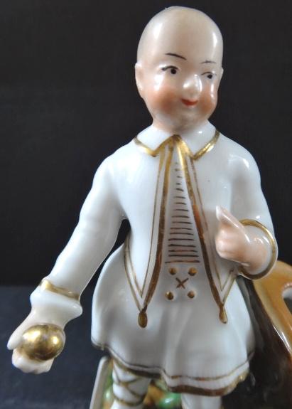 Figurka čínského chlapce s koulí - stojánek