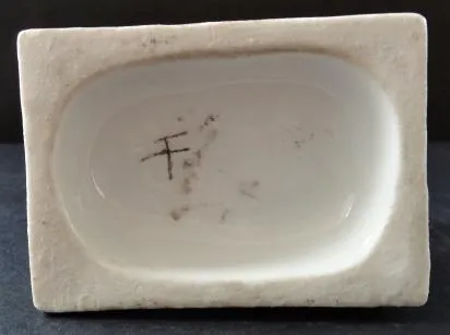 Figurka čínského chlapce s koulí – stojánek - 2