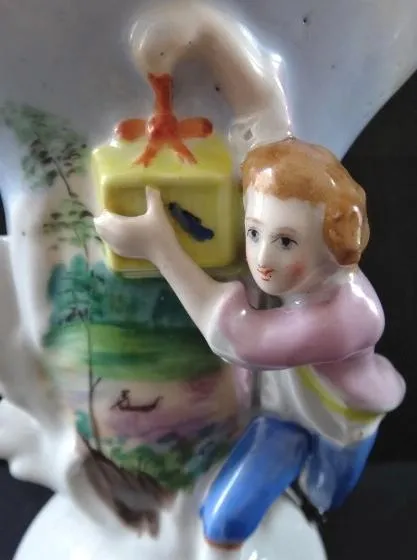 Vázička s figurkou mládence s dárkem - 6