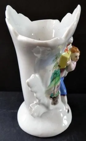 Vázička s figurkou dívky a košíkem - 4