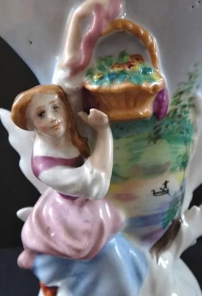 Vázička s figurkou dívky a košíkem - 6