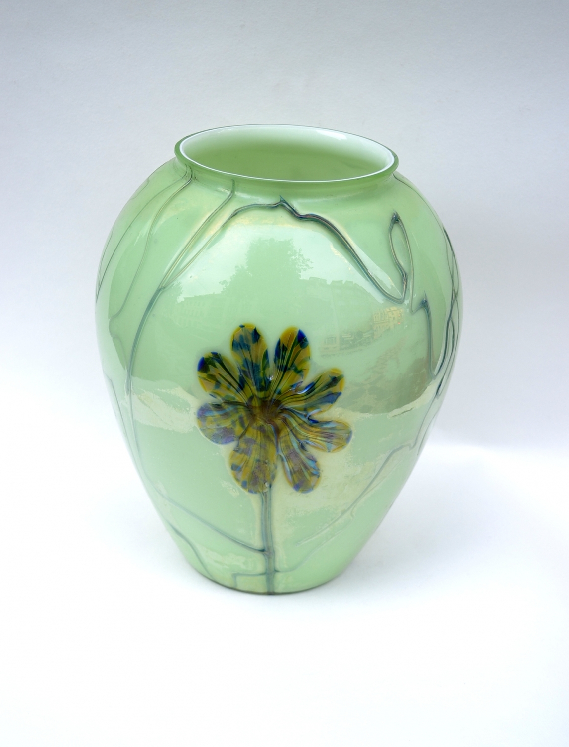 Váza z irizovaného skla s aplikací květin