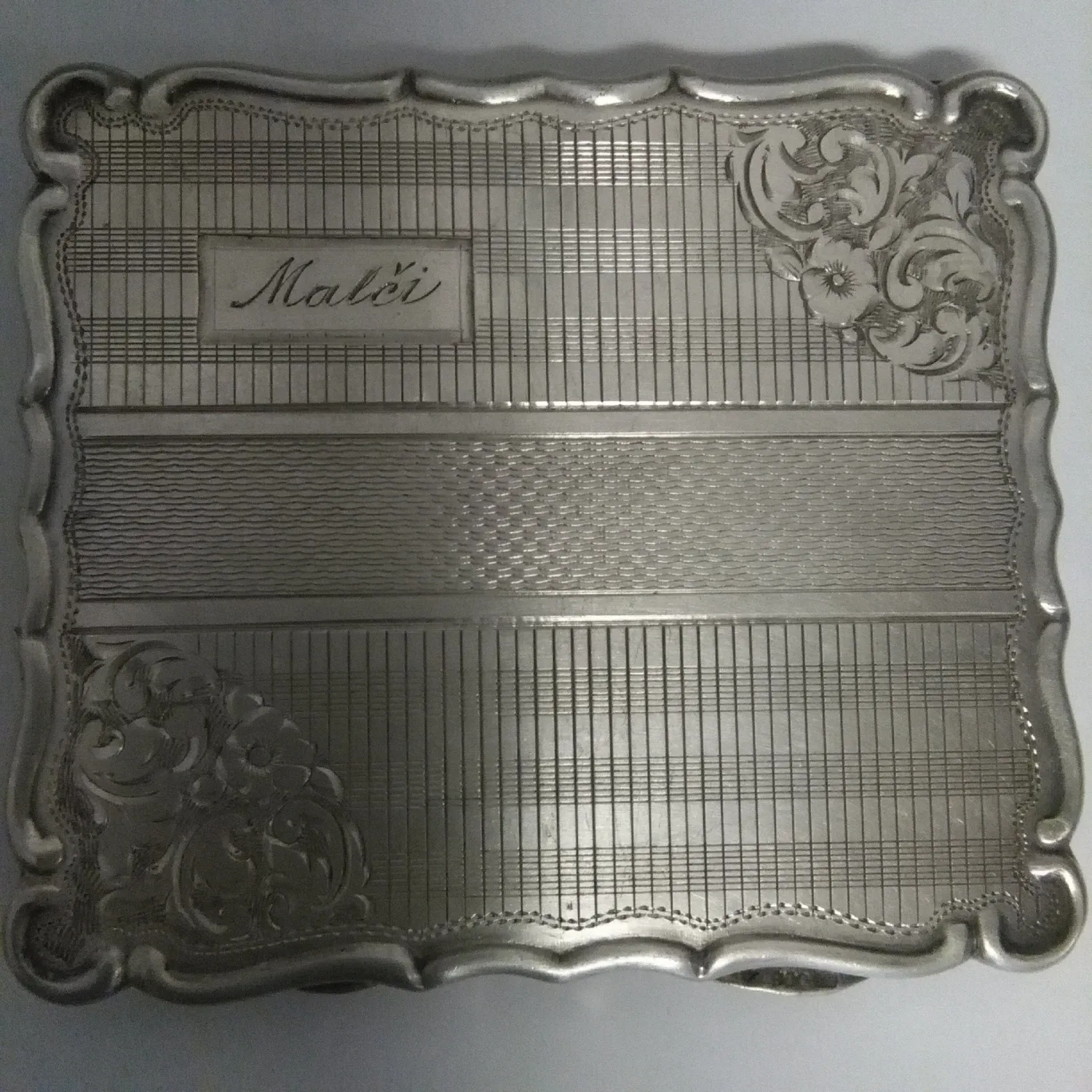 Stříbrná pudřenka r. 1940