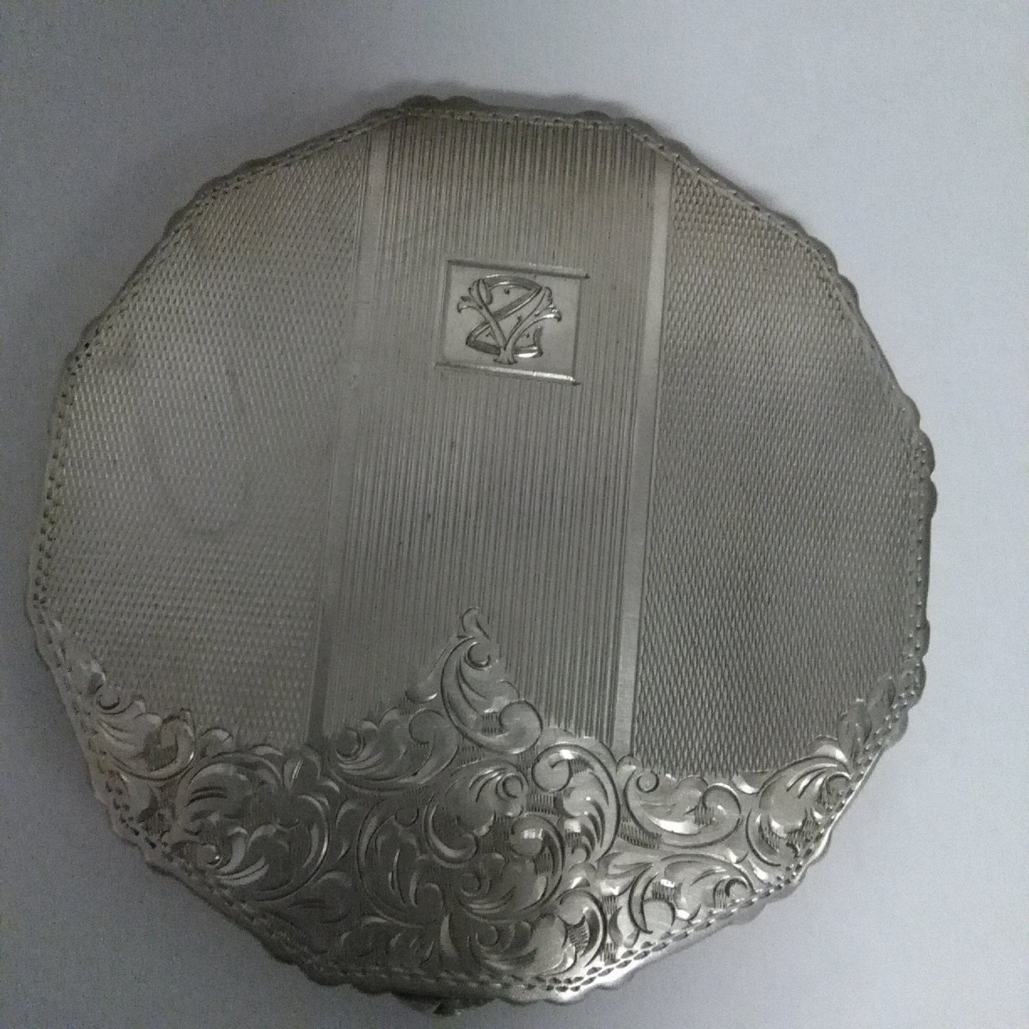 Stříbrná pudřenka  s monogramem ZV