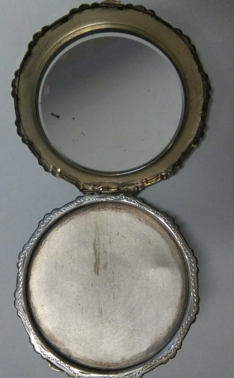 Stříbrná pudřenka  s monogramem ZV - 2