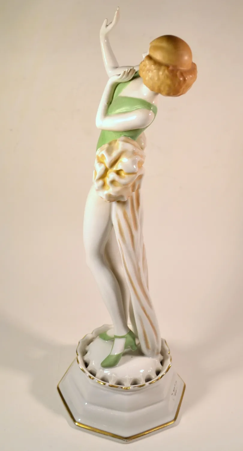 Porcelánová soška ženy v plavkách. - 2