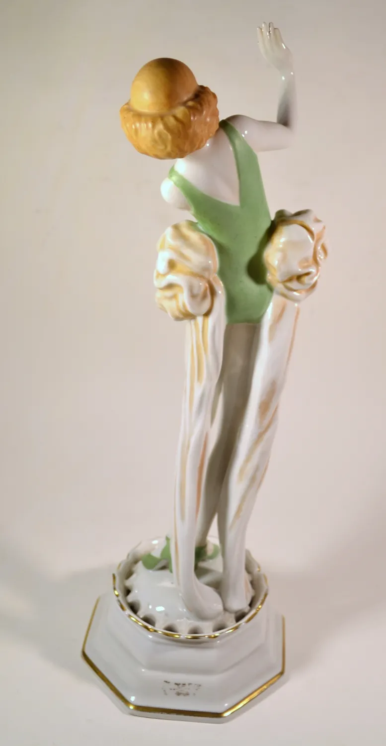 Porcelánová soška ženy v plavkách. - 3