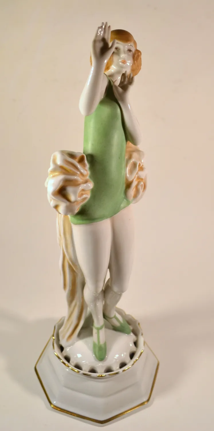 Porcelánová soška ženy v plavkách. - 4