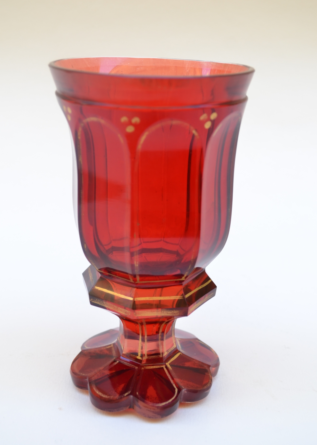 Sklenka – pohár z rubínového skla