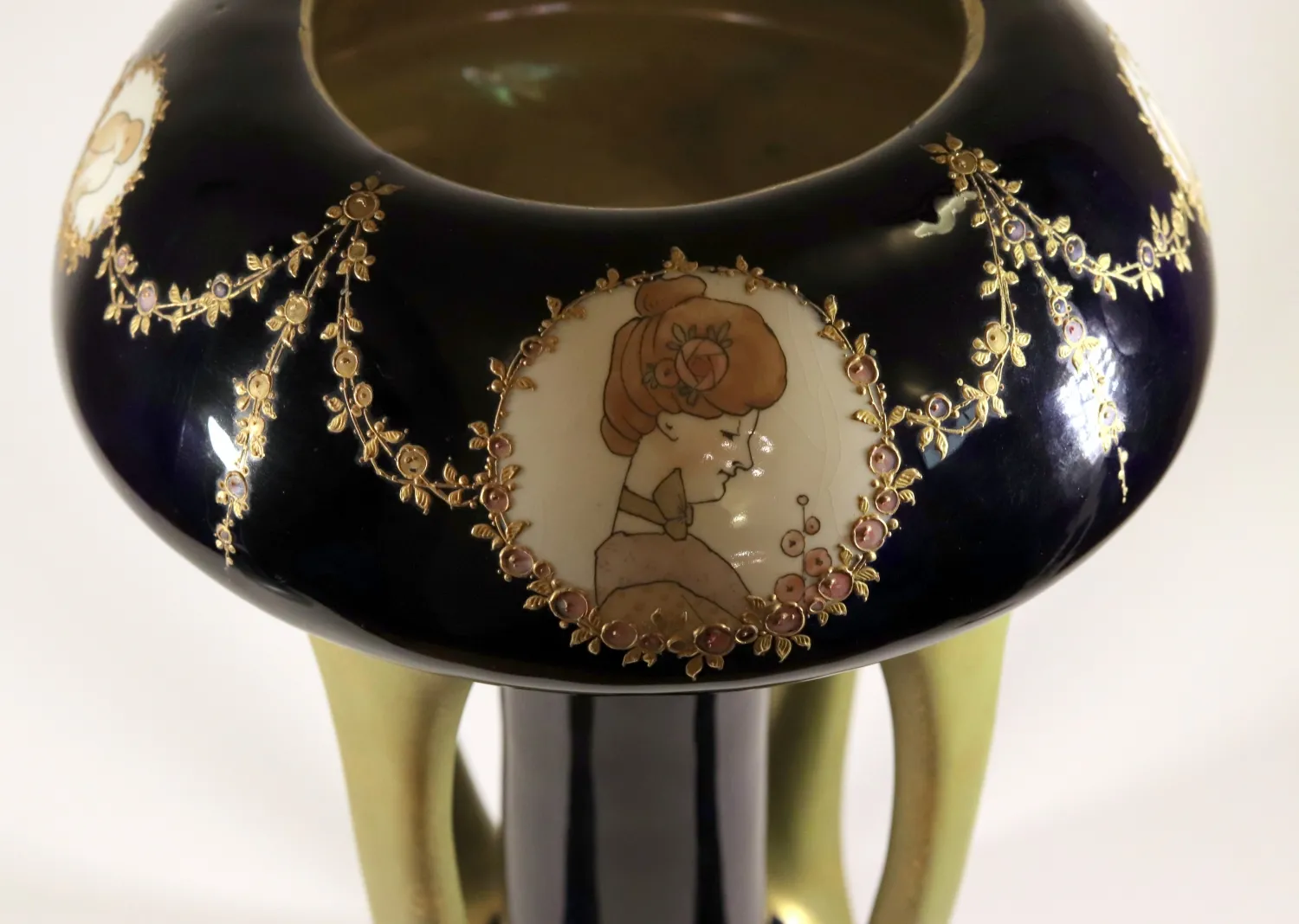 Porcelánový nástolec – Amphora - 4