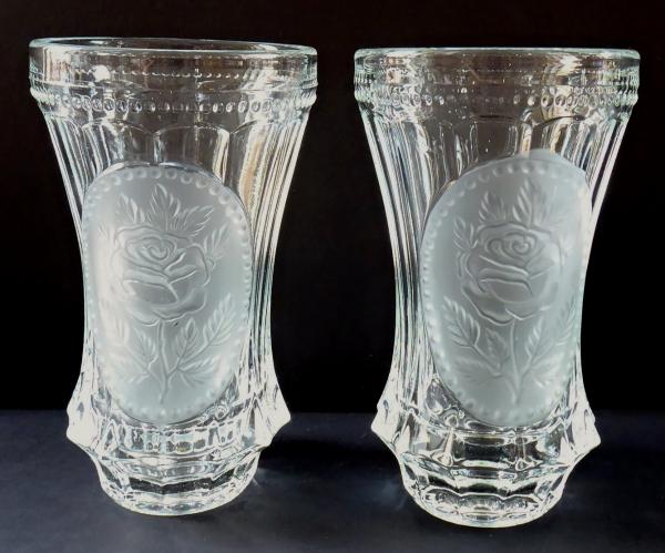 Dvě sklenice z lisovaného a matného skla, s růží