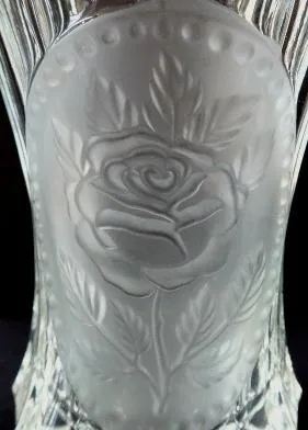 Dvě sklenice z lisovaného a matného skla, s růží - 8