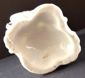 Malá porcelánová vázička, malované květy - 4