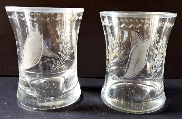 Dvě menší skleničky, broušený florální motiv - 10