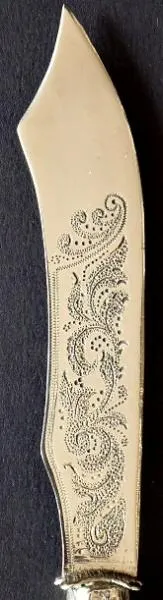 Postříbřené nožíky s perletí, maskarony, štítem - 12
