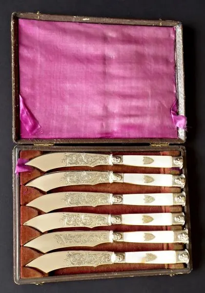 Postříbřené nožíky s perletí, maskarony, štítem - 7