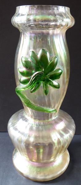 Secesní váza se zeleným květem – Wilhelm Kralik