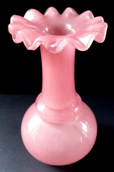Vázička z růžového zpěněného skla