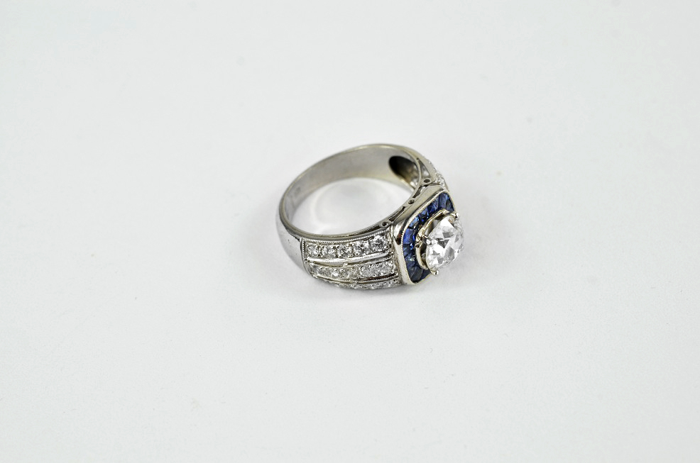 Platinový Art deco prsten s brilianty a safíry - 5