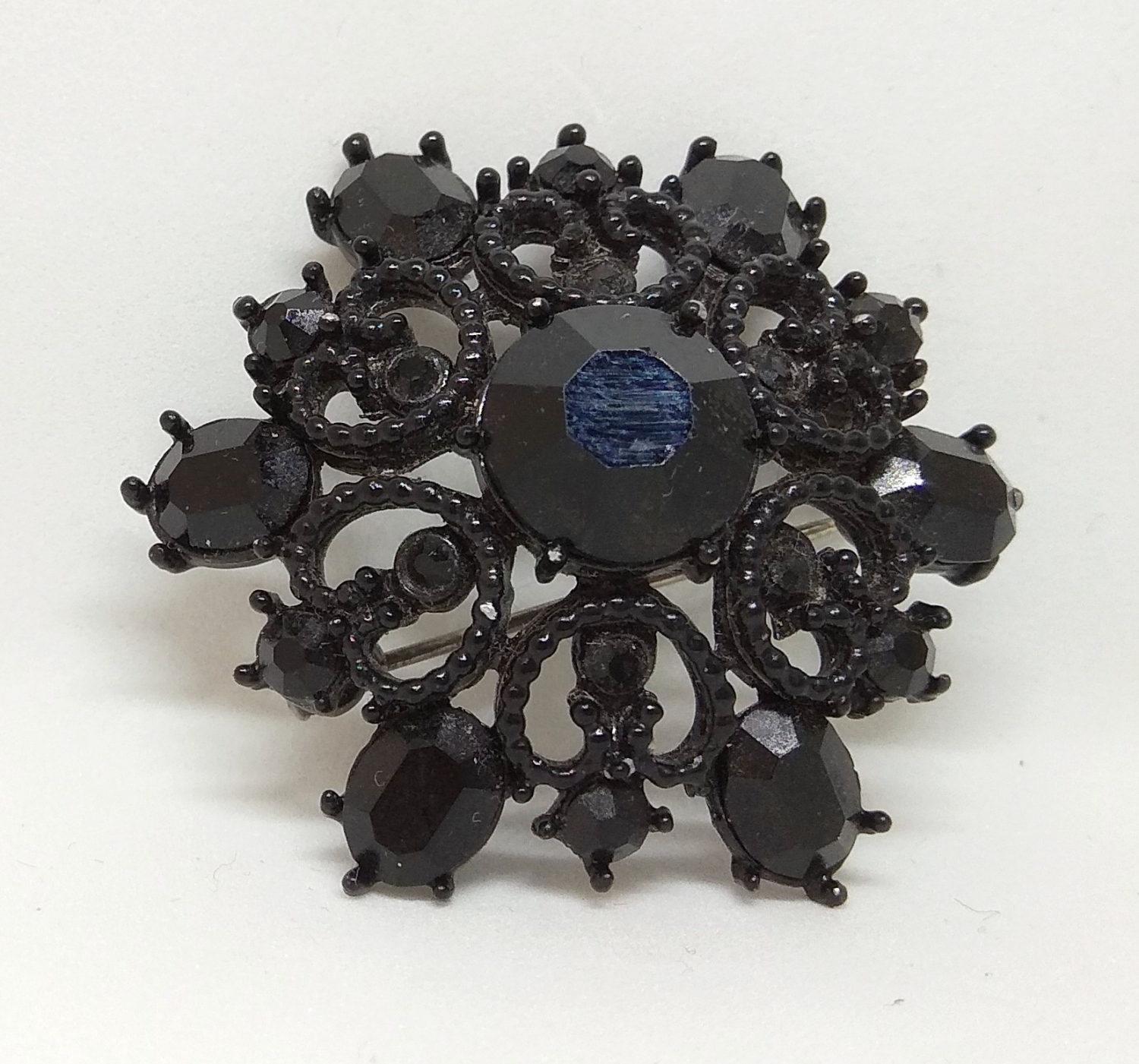 Skleněná brož Roseta, černá, průměr 3,5cm, nepoškozena