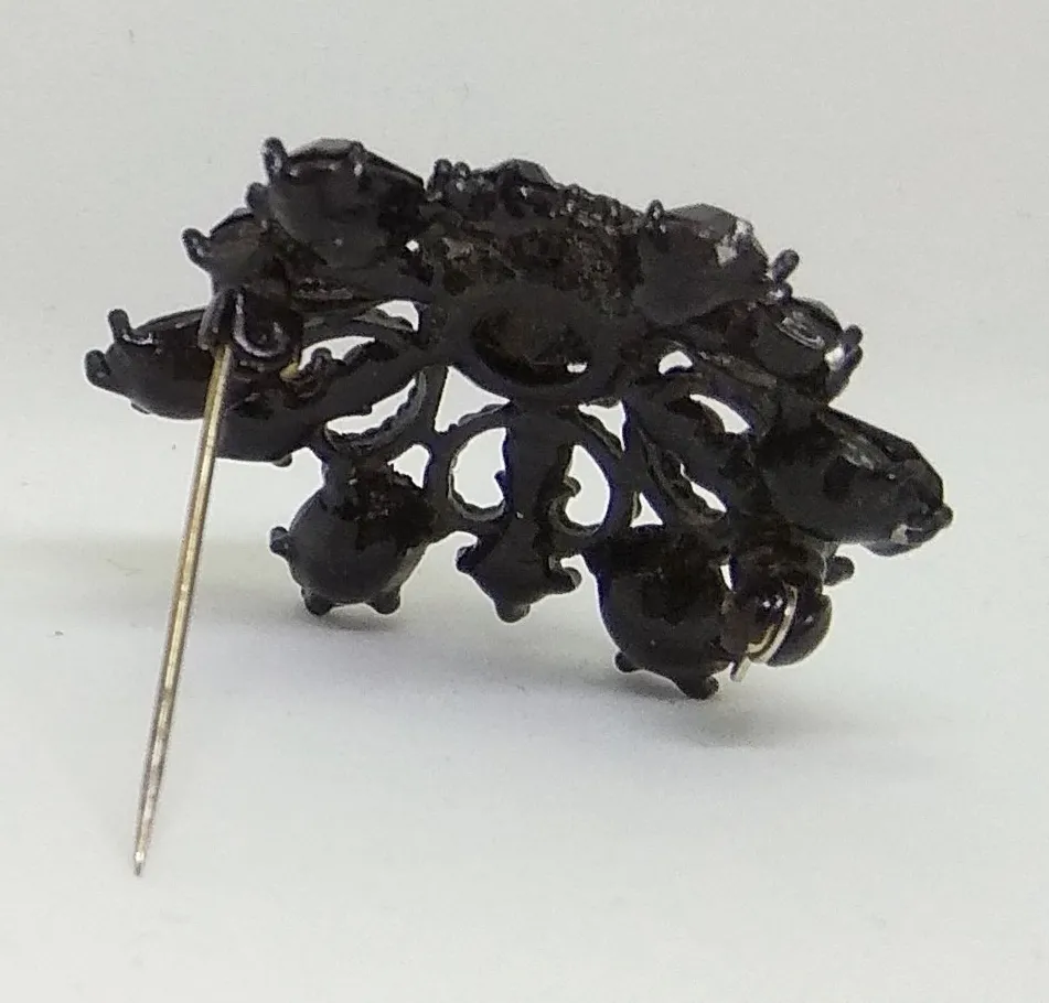 Skleněná brož Roseta, černá, průměr 3,5cm, nepoškozena - 2