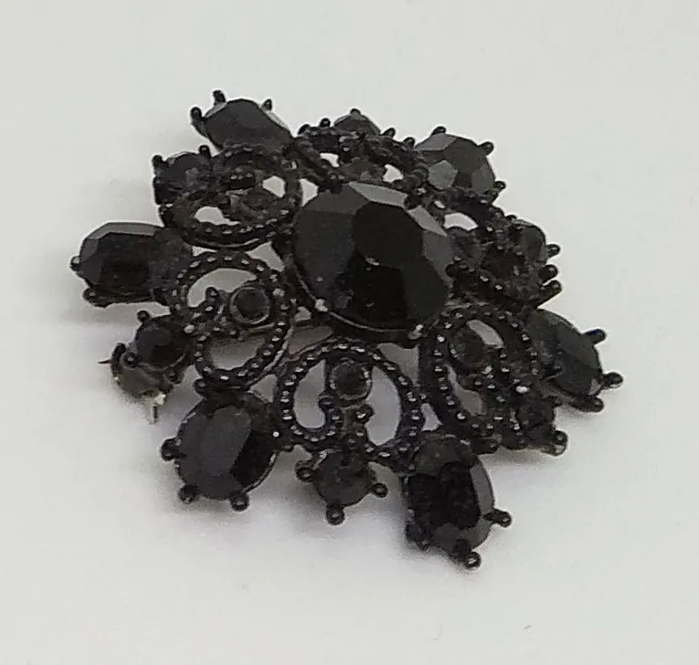 Skleněná brož Roseta, černá, průměr 3,5cm, nepoškozena - 3