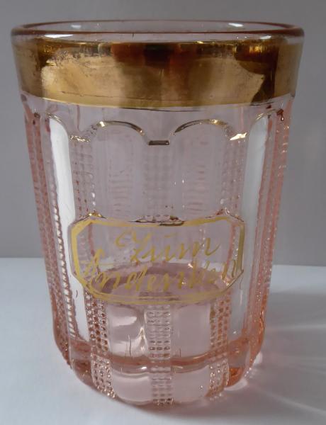 Sklenička z růžového skla, zlatým okrajem - Zum An