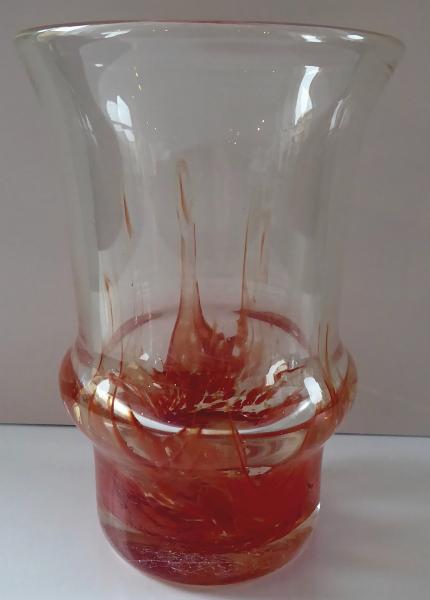 Čirá váza s červenou spodní částí – Ladislav Oliva