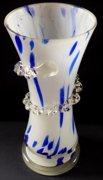 Váza s bílým a modrým sklem - čirá spirála