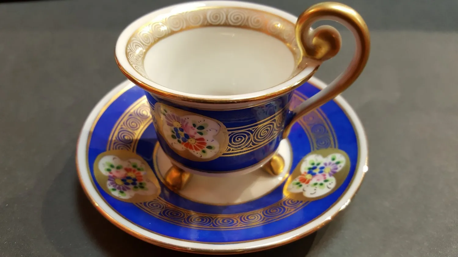 Porcelánový šálek s podšálkem
