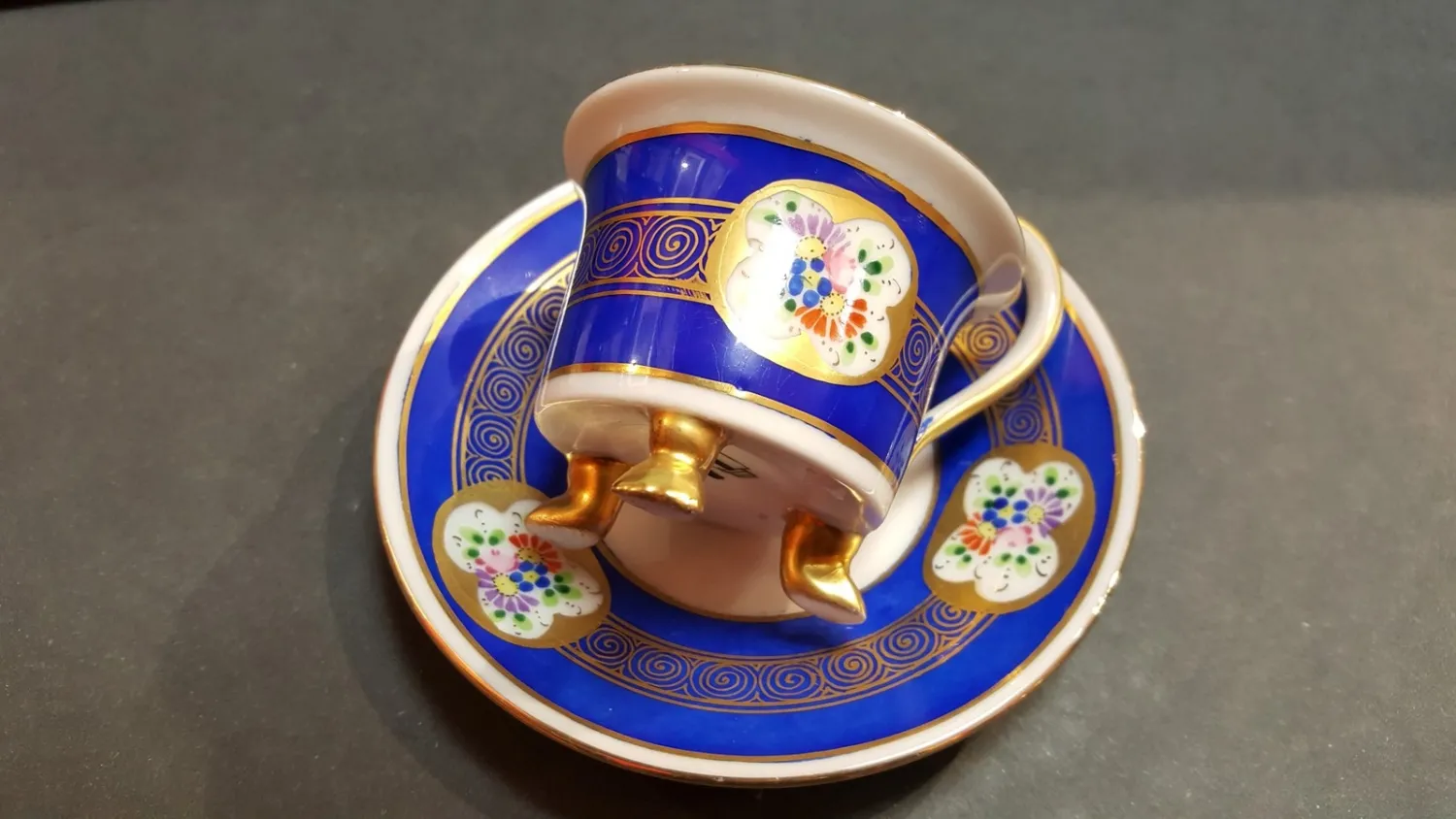 Porcelánový šálek s podšálkem - 2