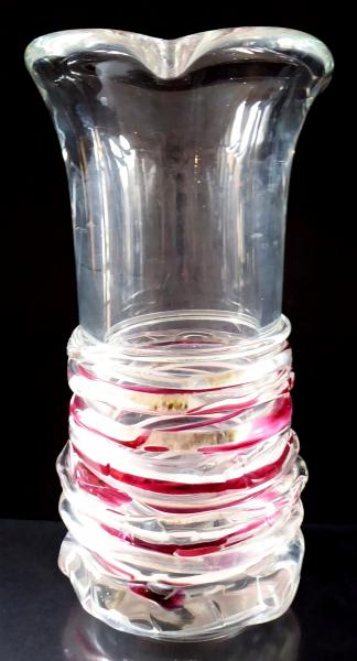 Silnostěnná váza opřádaná rubínovými a bílými nitě