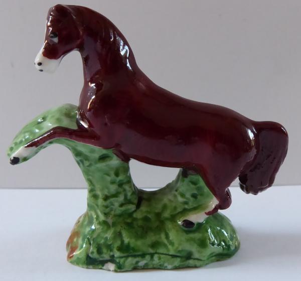Hnědý malovaný porcelánový kůň