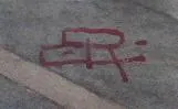 Městská ulice, s tramvají a metařem – monogram E. - 4