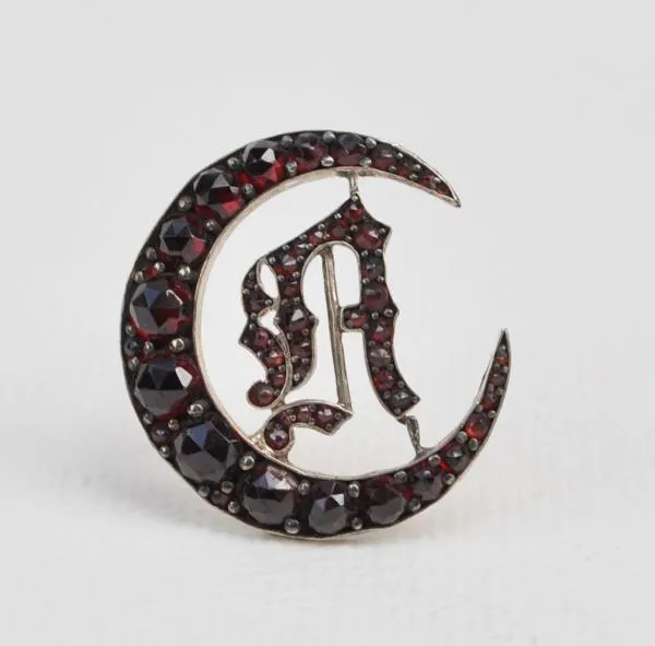 Granátová brož - Monogram