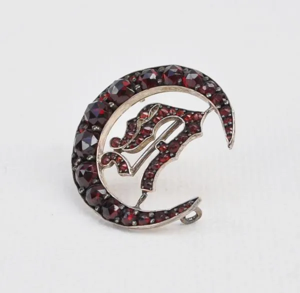 Granátová brož – Monogram - 3