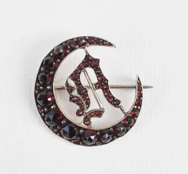 Granátová brož – Monogram - 4