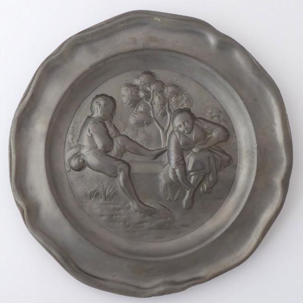 Cínový talíř, figurální – Dívka a Chlapec na hrázi