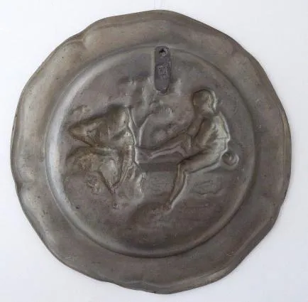 Cínový talíř, figurální – Dívka a Chlapec na hrázi - 4