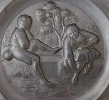 Cínový talíř, figurální – Dívka a Chlapec na hrázi - 5